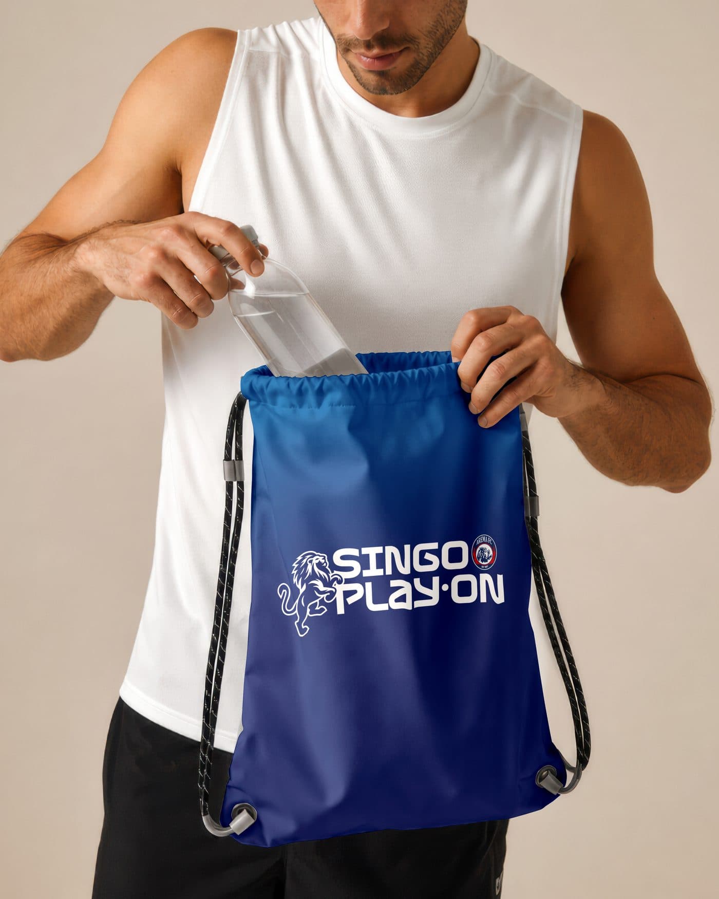 Pelari memasukkan botol minum ke drawstring bag Singo Play On